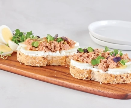 cracked-pepper-with-roasted-garlic-tuna-and-cottage-cheese-toast
